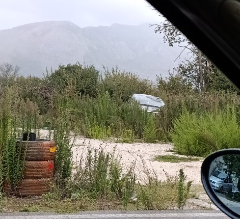 Auto abbandonate e rifiuti tra Teggiano, Sassano e Monte San Giacomo. La denuncia della Guardia agroforestale